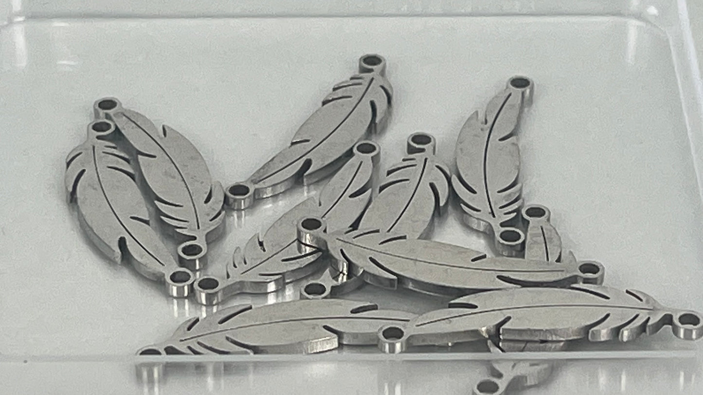 Feather charms (10 pieces)