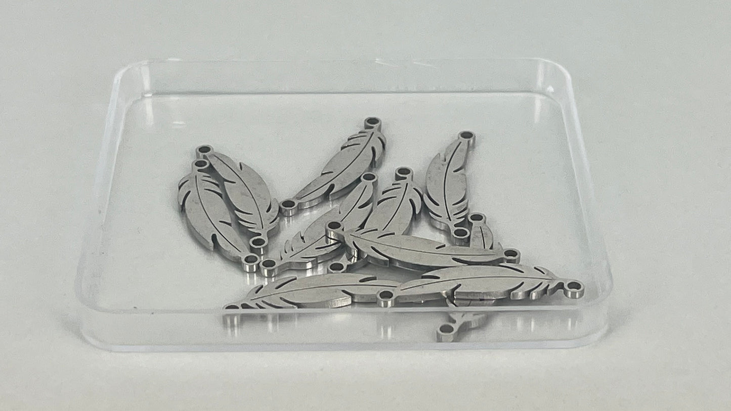 Feather charms (10 pieces)