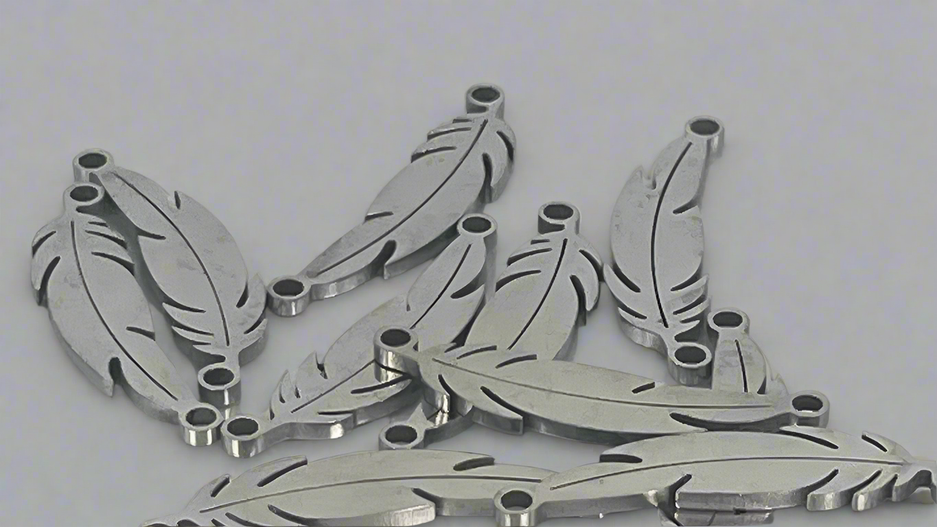 Feather charms (10 pieces)