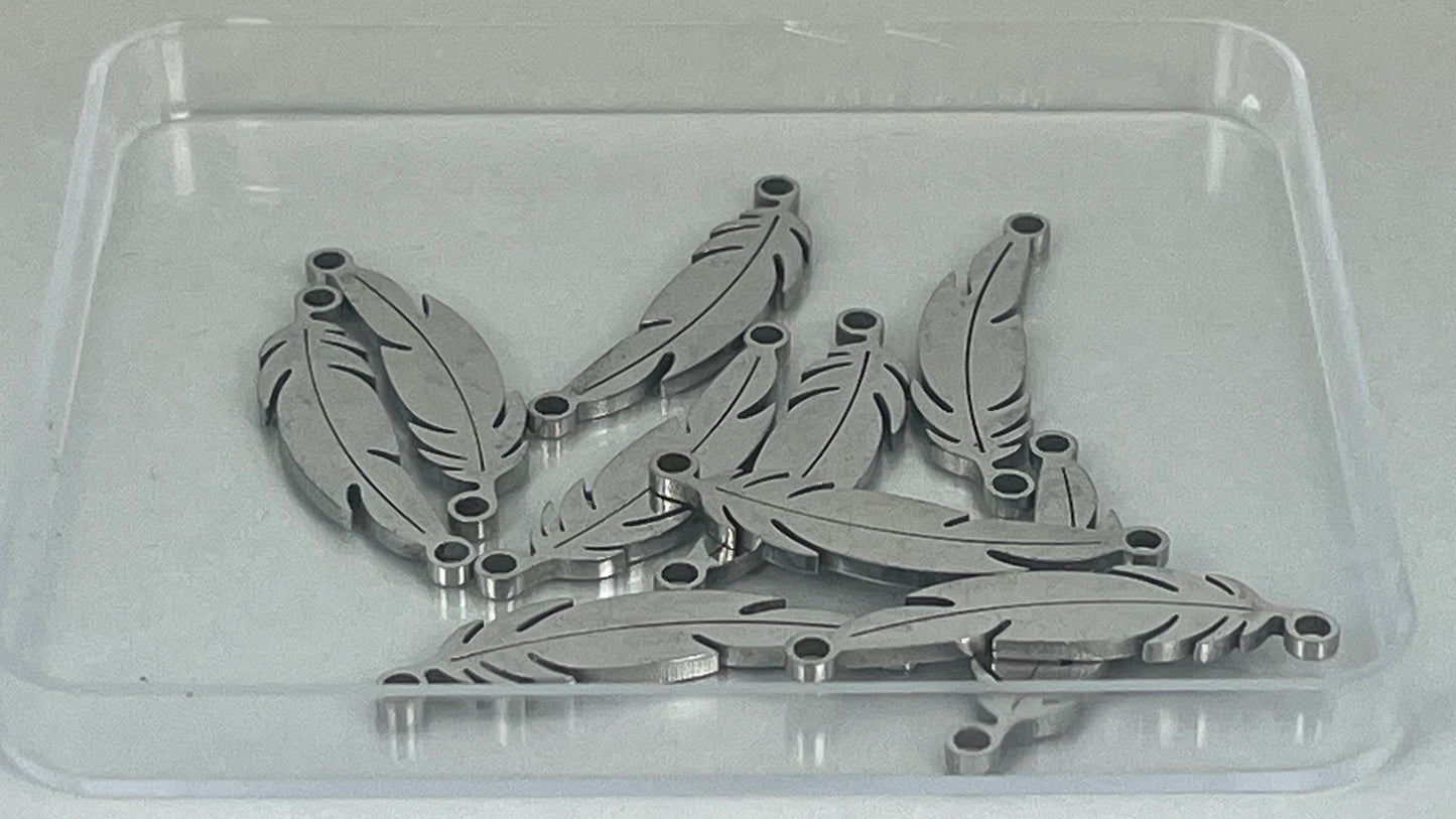 Feather charms (10 pieces)