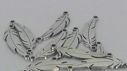Feather charms (10 pieces)