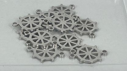 Ship's wheel charms (10 pieces)