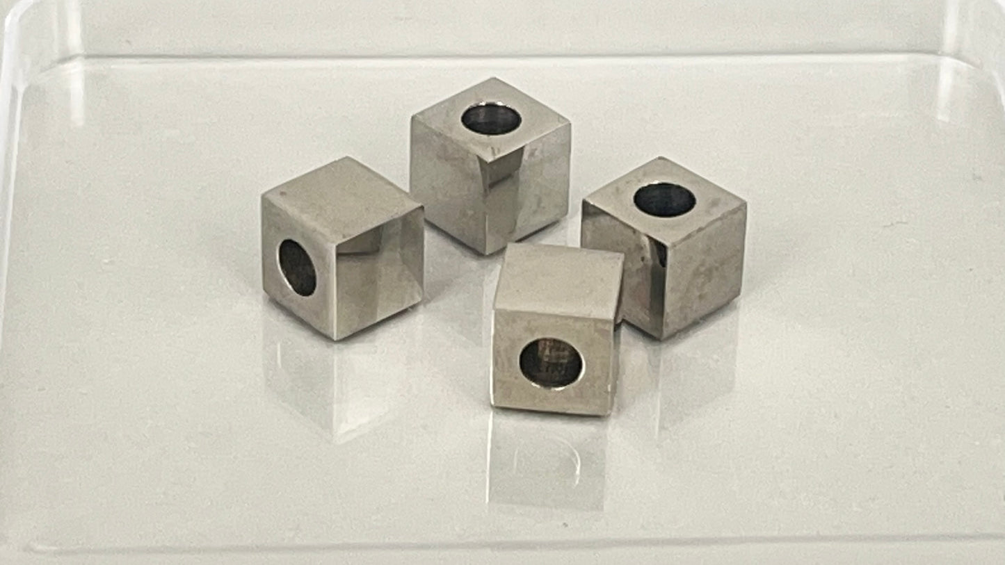 Square spacers 8 x 8 mm (4 pieces)