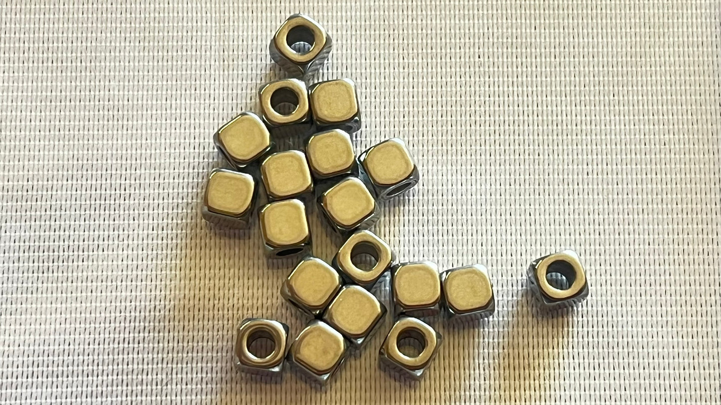 Square spacers 4 x 4 mm (20 pieces)