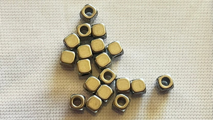 Square spacers 4 x 4 mm (20 pieces)