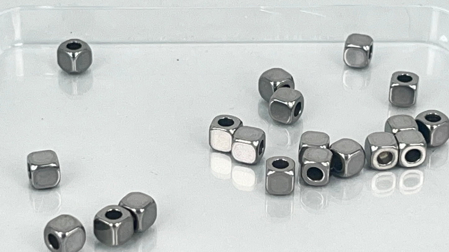 Square spacers 4 x 4 mm (20 pieces)