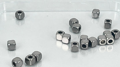 Square spacers 4 x 4 mm (20 pieces)