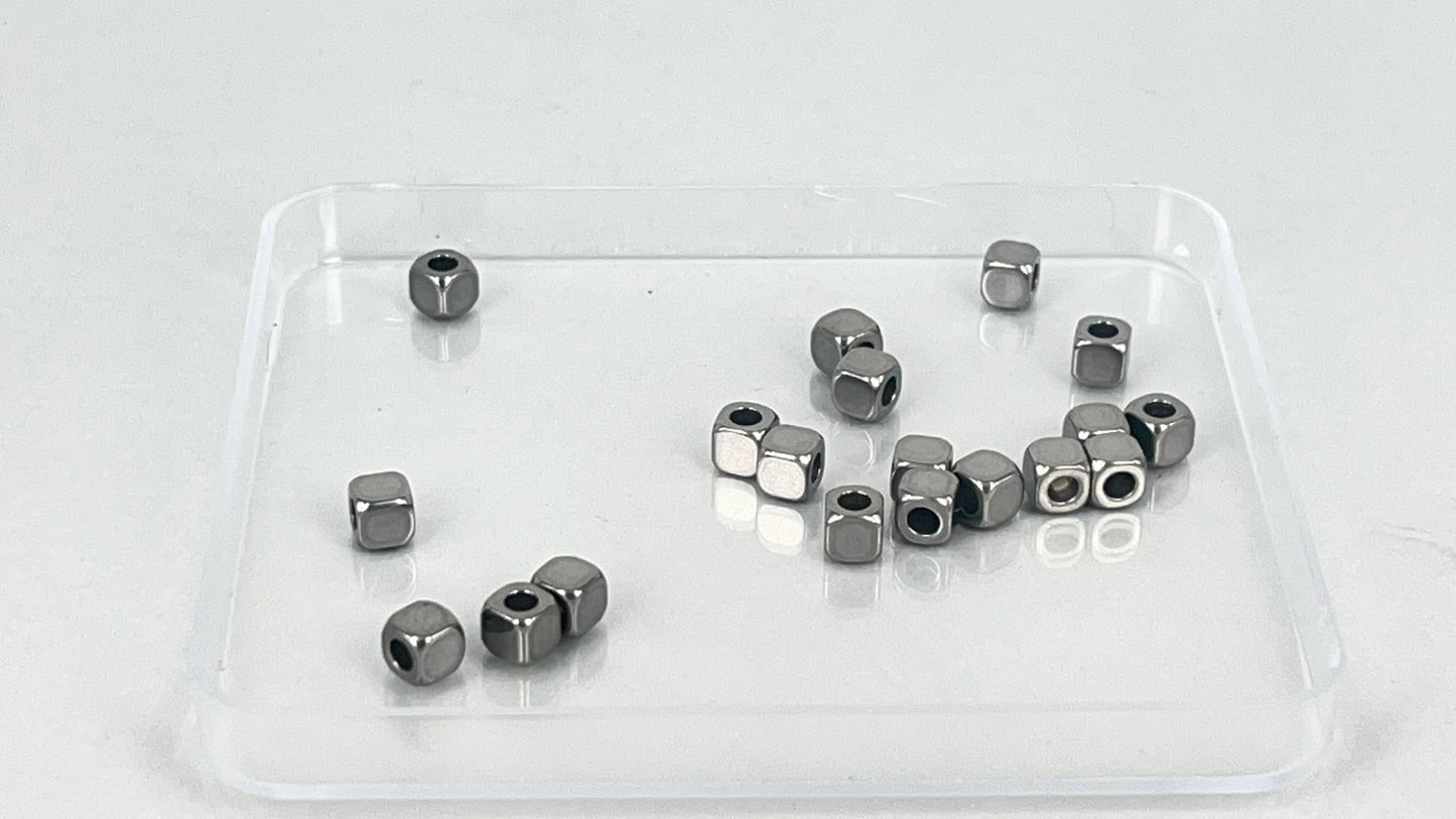 Square spacers 4 x 4 mm (20 pieces)