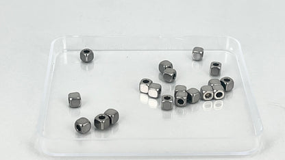 Square spacers 4 x 4 mm (20 pieces)